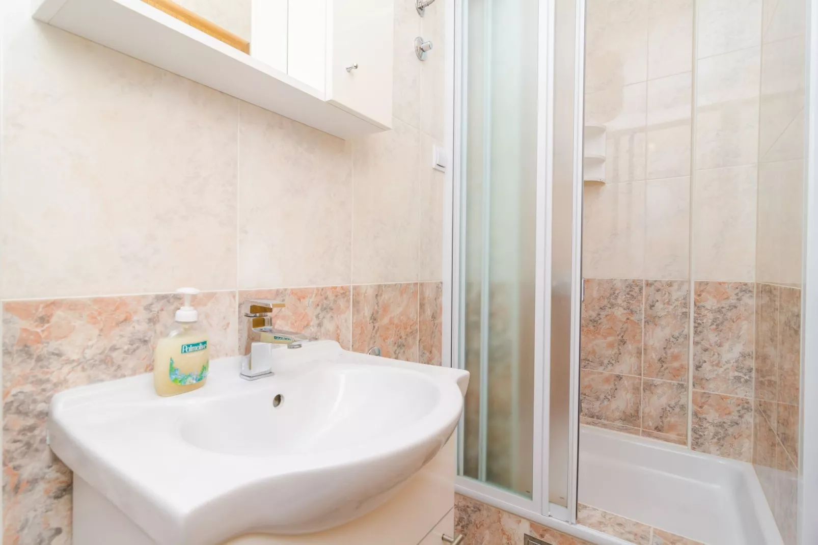 Apartments & Rooms Barišić - Studio Apartment with Balcony and Garden View (First Floor)-APT 9-Badkamer