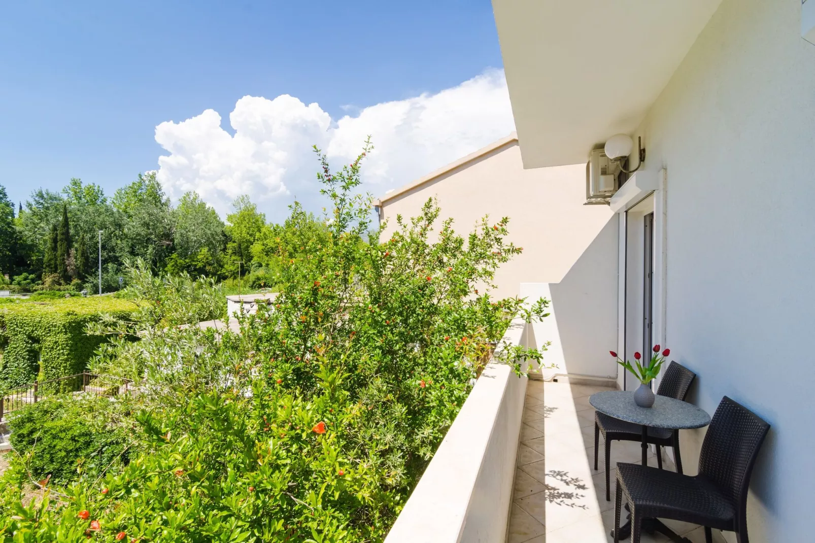 Apartments & Rooms Barišić - Studio Apartment with Balcony and Garden View (First Floor)-APT 9-Terrasbalkon