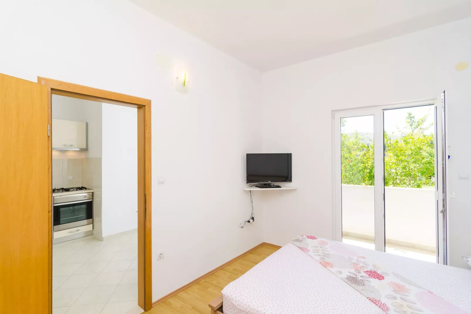 Apartments & Rooms Barišić - Studio Apartment with Balcony and Garden View (First Floor)-APT 9-Binnen