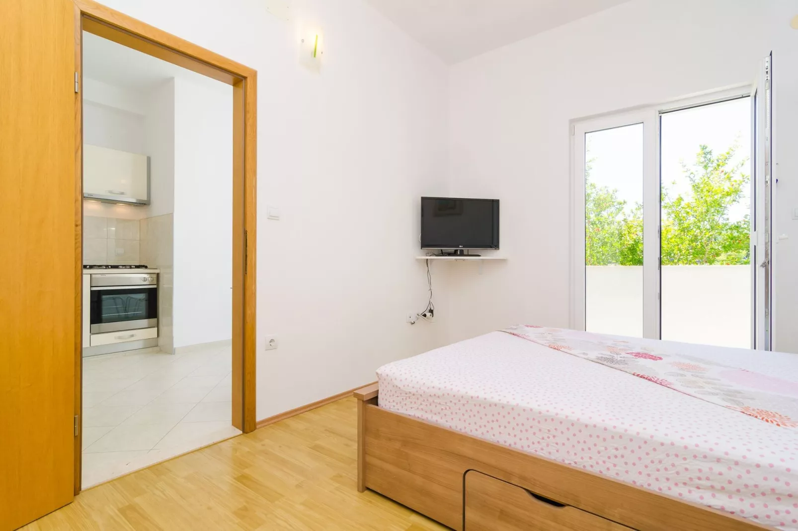 Apartments & Rooms Barišić - Studio Apartment with Balcony and Garden View (First Floor)-APT 9-Binnen