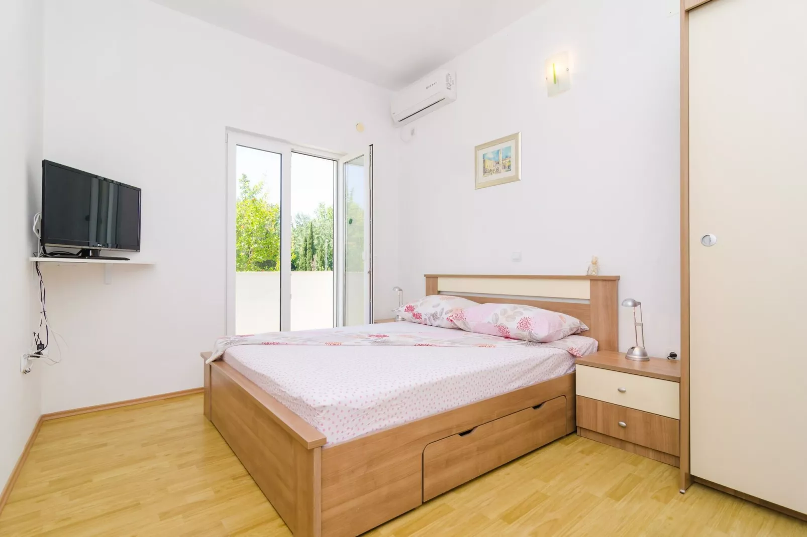 Apartments & Rooms Barišić - Studio Apartment with Balcony and Garden View (First Floor)-APT 9-Binnen