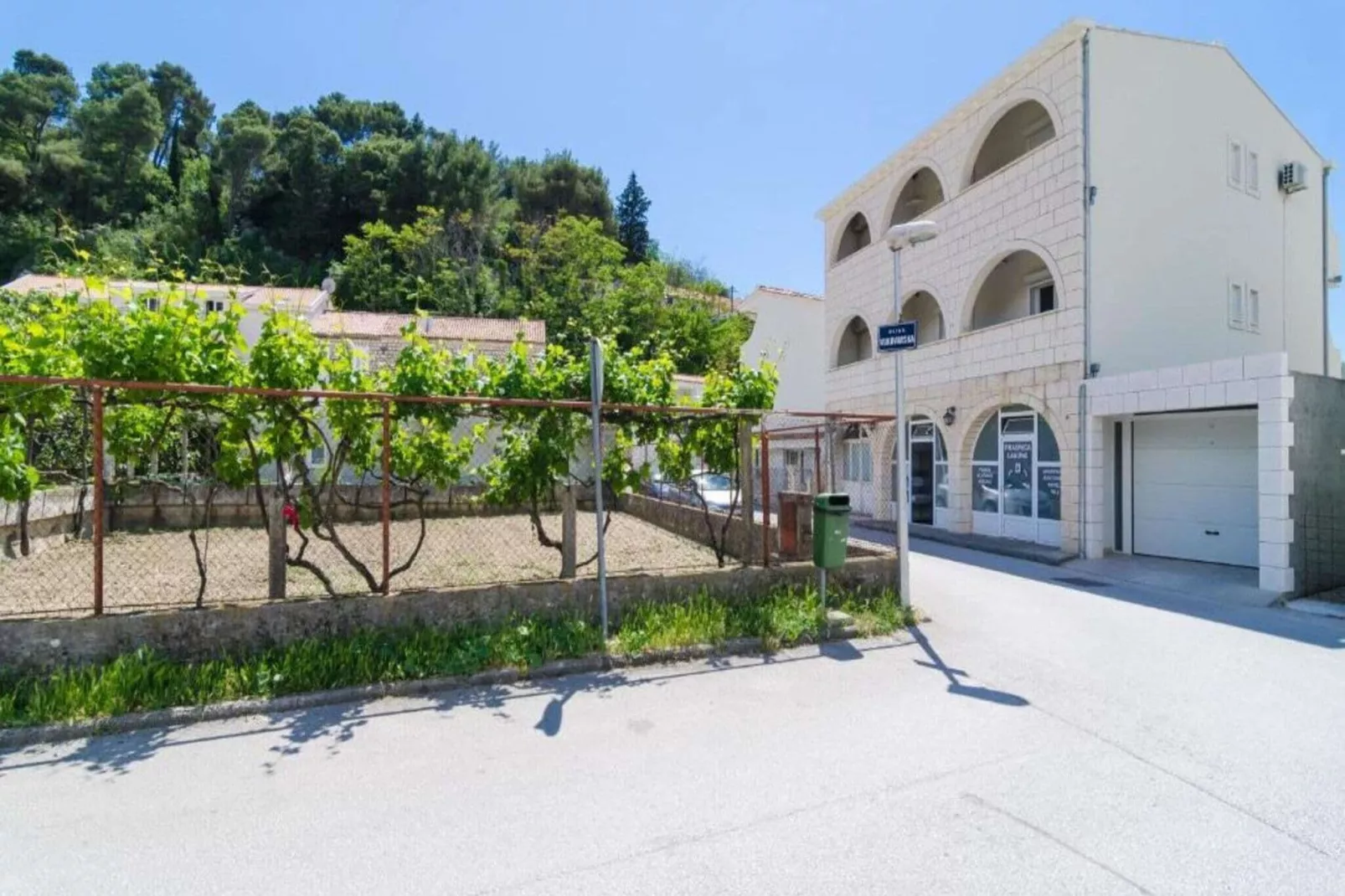 Apartments & Rooms Barišić - Studio Apartment with Balcony and Garden View (First Floor)-APT 9-Buitenlucht