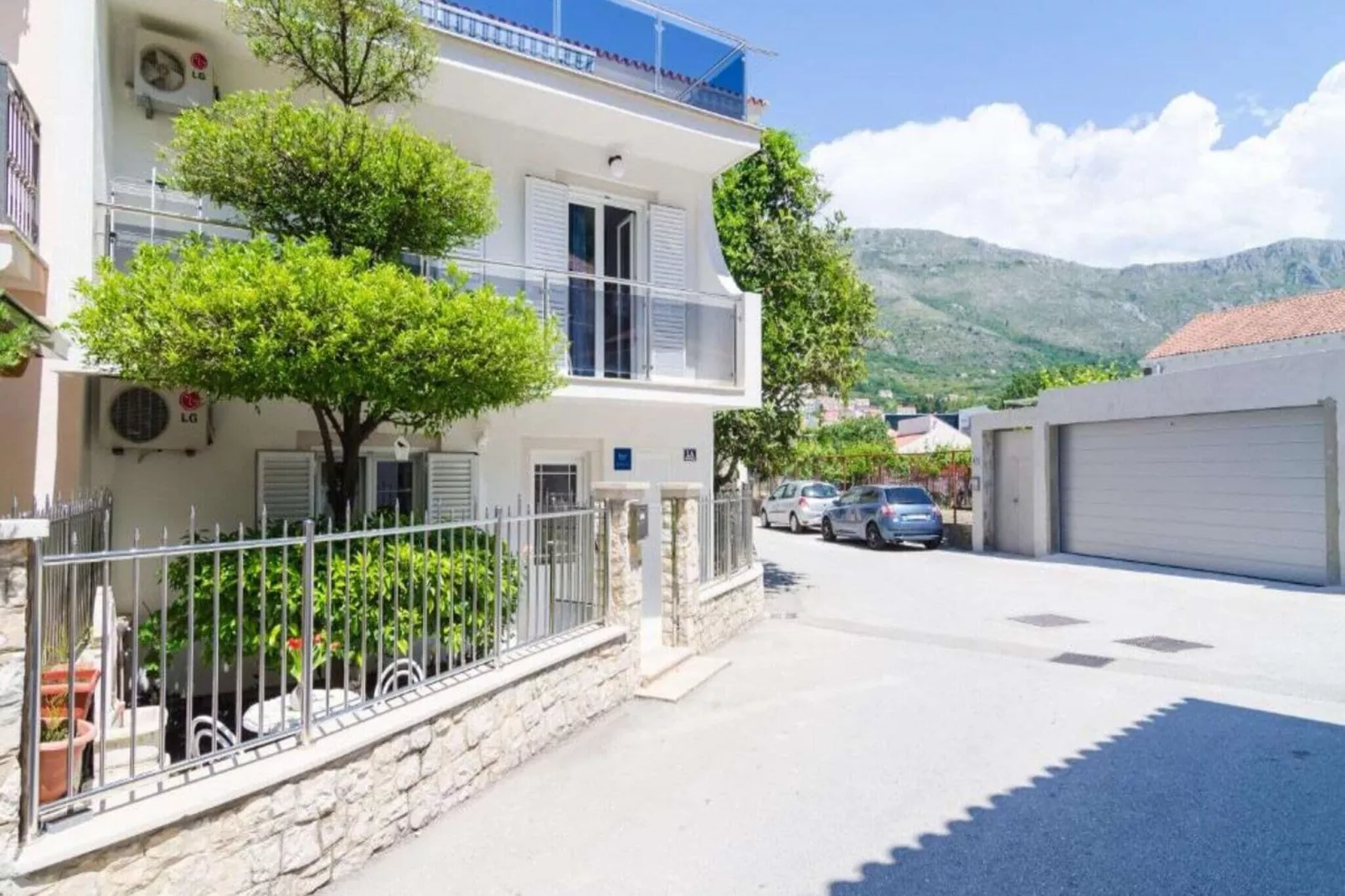 Apartments & Rooms Barišić - Studio Apartment with Balcony and Garden View (First Floor)-APT 9-Buitenlucht