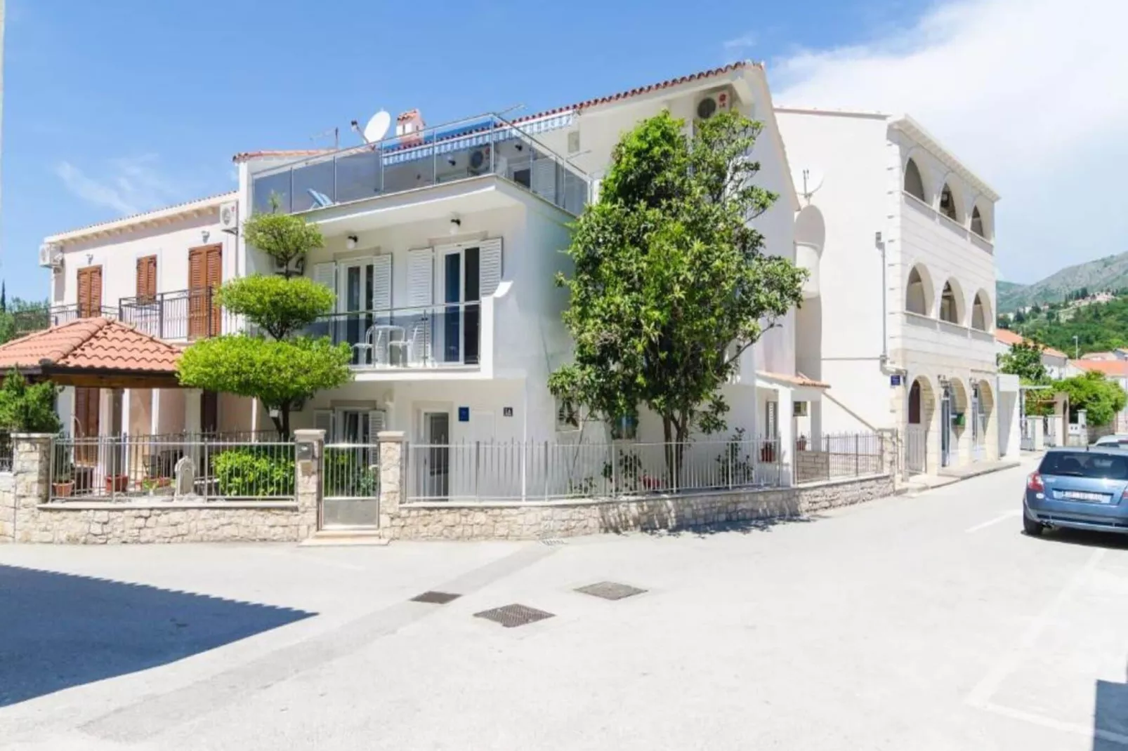 Apartments & Rooms Barišić - Studio Apartment with Balcony and Garden View (First Floor)-APT 9-Buitenlucht