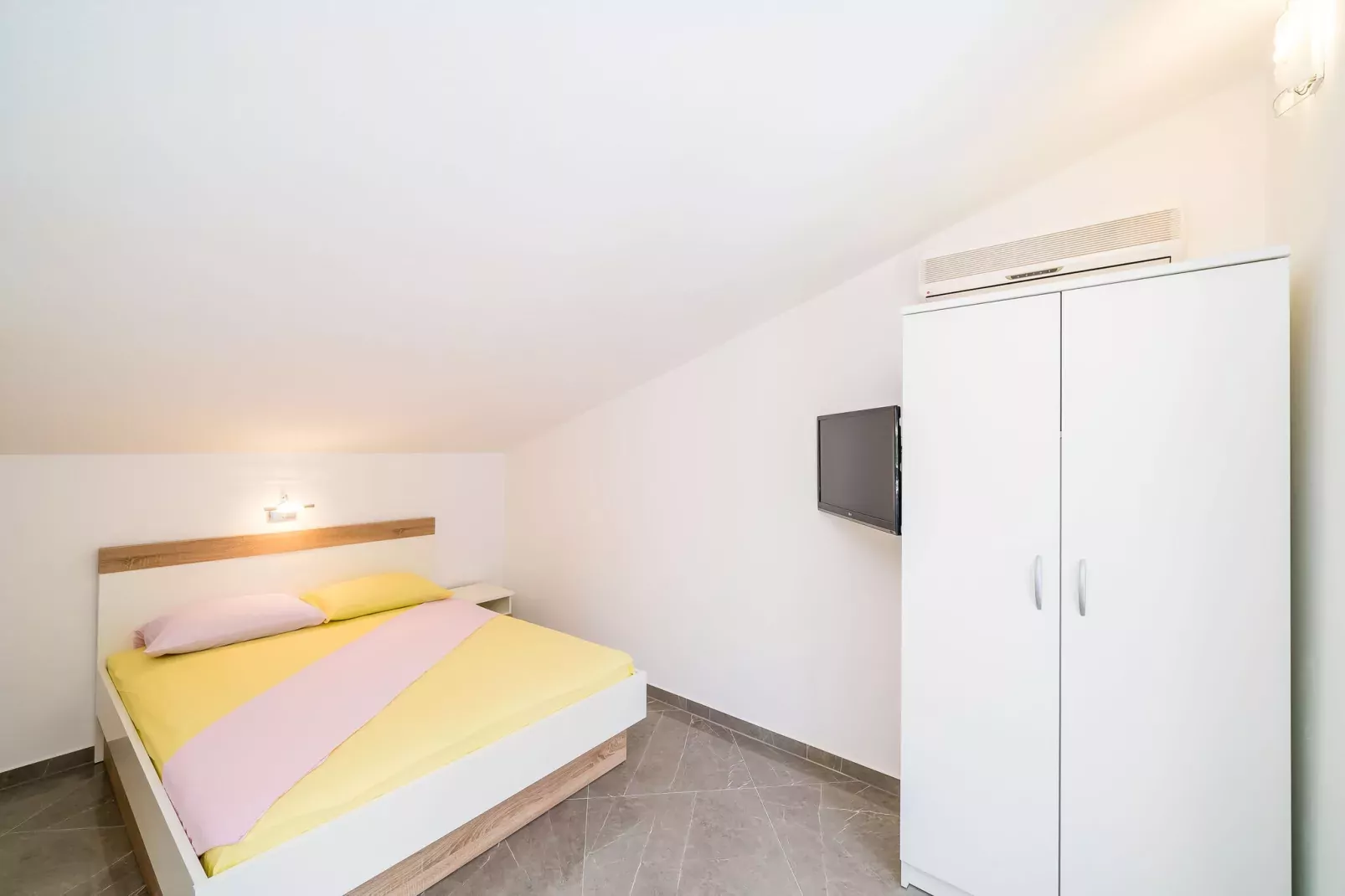 Apartments & Rooms Barišić - Double Room with Balcony and Garden View(Second Floor)-Soba 1-Slaapkamer