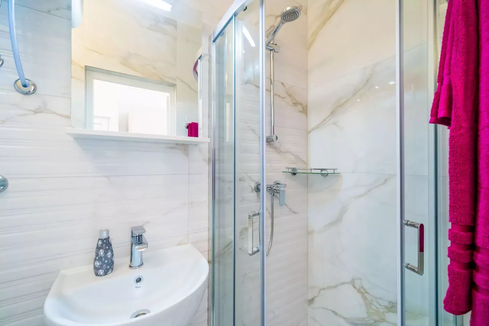 Apartments & Rooms Barišić - Standard Double Room with Patio and Garden View (First floor-Soba 4)-Badkamer
