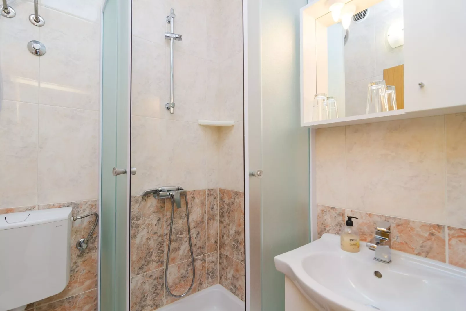 Apartments & Rooms Barišić - Double Room with Balcony and Garden View (First floor-Soba 8)