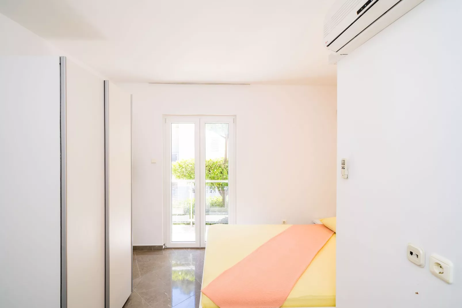 Apartments & Rooms Barišić-Standard One Bedroom Apartment with Balcony and Garden View(APT-3)-Slaapkamer