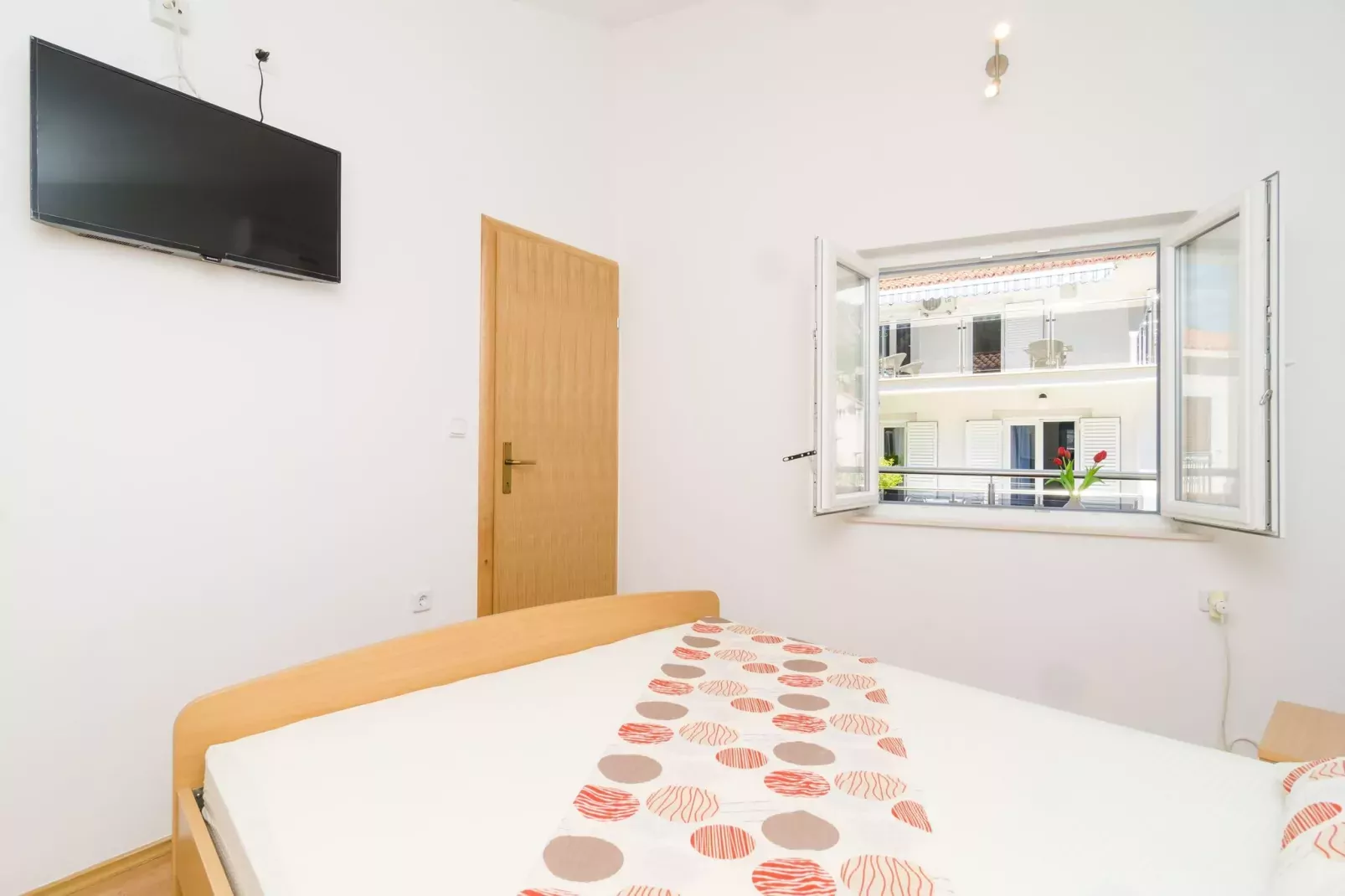 Apartments & Rooms Barišić-Comfort One Bedroom Apartment with Balcony and Garden View (Apt Preko-5)-Slaapkamer