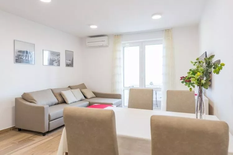 Apartment Luce Royal - One Bedroom Apartment with Balcony and Sea View