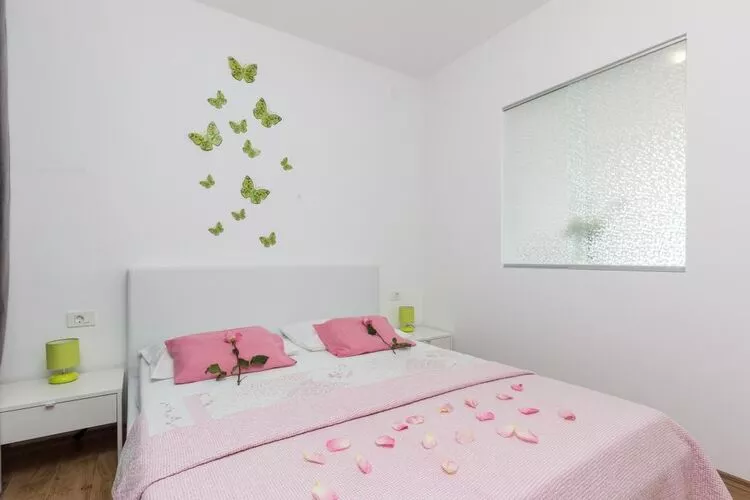 Apartment Manuela - One-Bedroom Apartment with Balcony and Sea View-Slaapkamer
