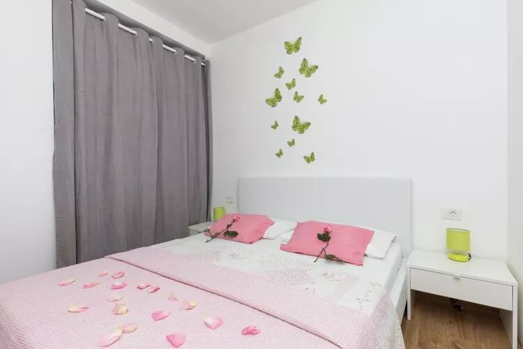 Apartment Manuela - One-Bedroom Apartment with Balcony and Sea View-Slaapkamer