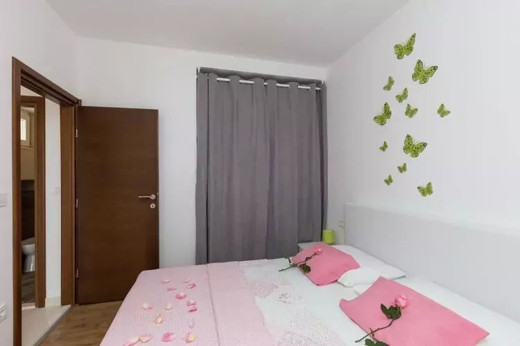 Apartment Manuela - One-Bedroom Apartment with Balcony and Sea View-Slaapkamer