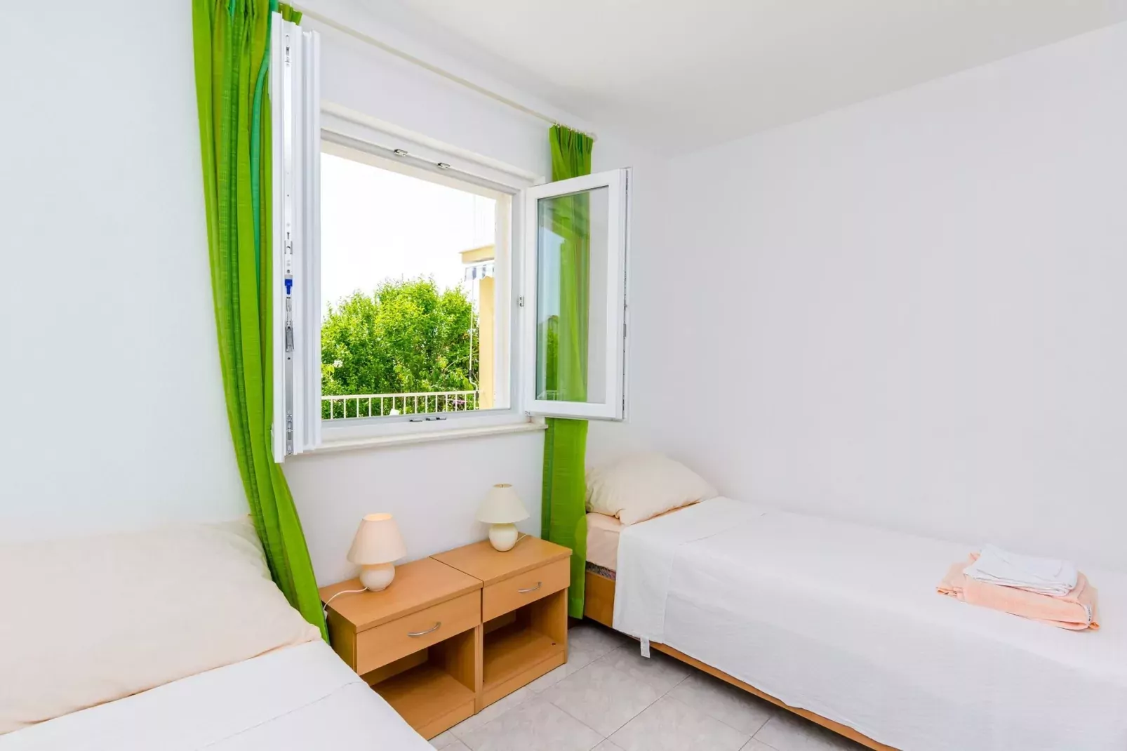 Villa Bind - Twin Room with Patio and Garden View (R1)-Slaapkamer