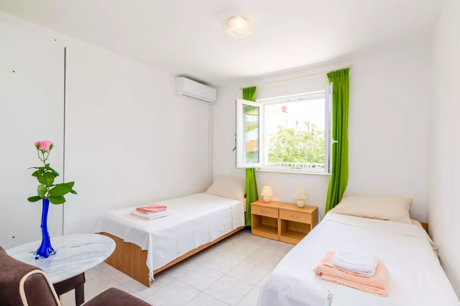 Villa Bind - Twin Room with Patio and Garden View (R1)-Slaapkamer