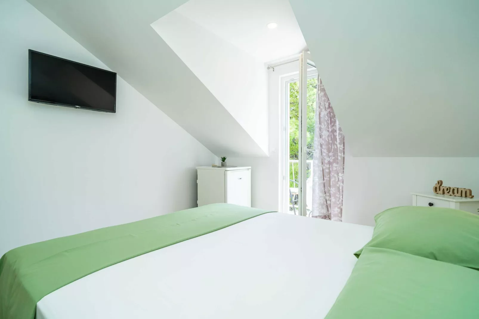 Apartment & Rooms Papa - Premium Double or Twin Room with Balcony and Partial Sea View (Soba 2)