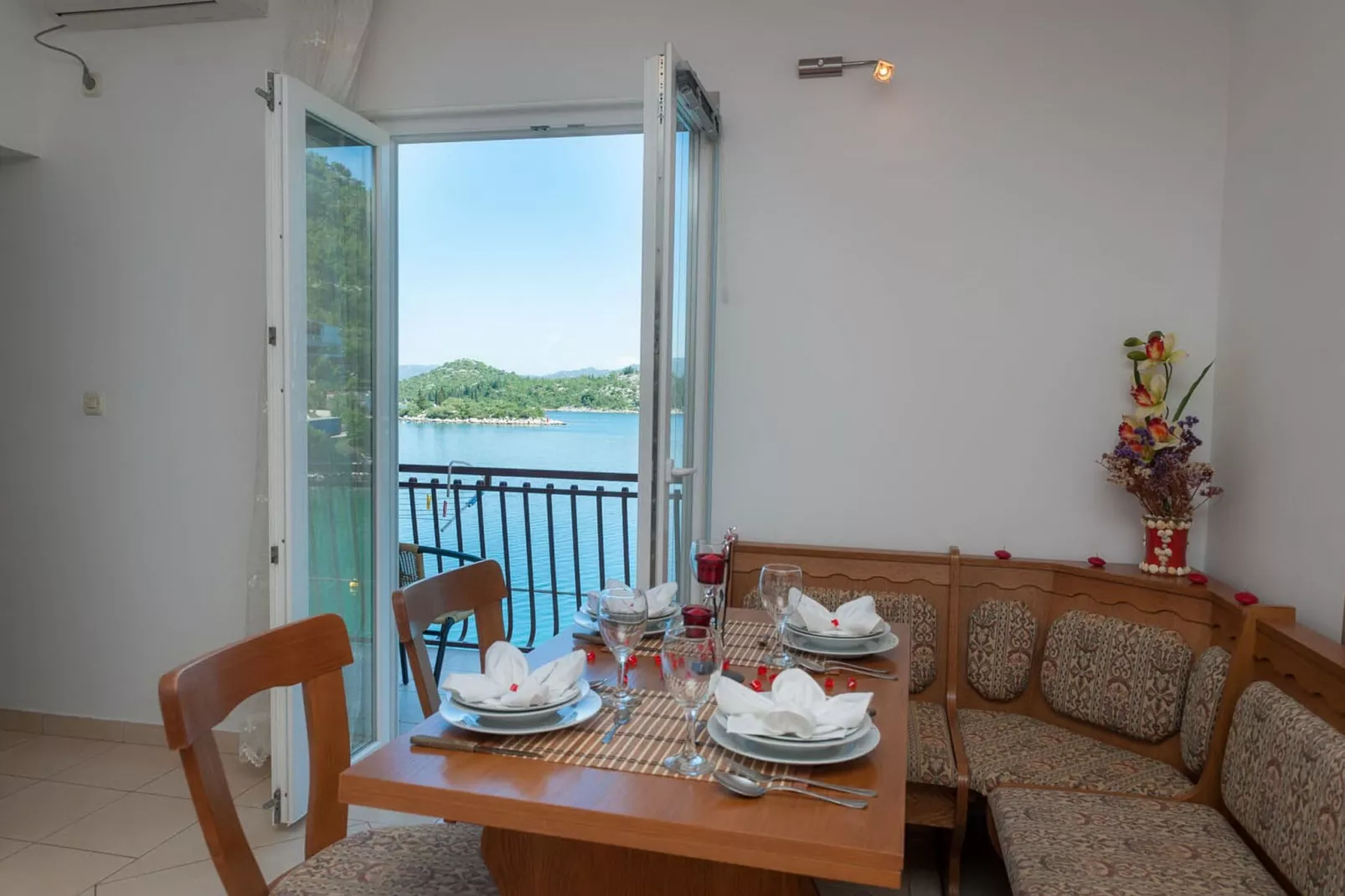 Apartments Tiho & Jelena- One Bedroom Apartment with Balcony and Sea View (Maestral)-Eetkamer