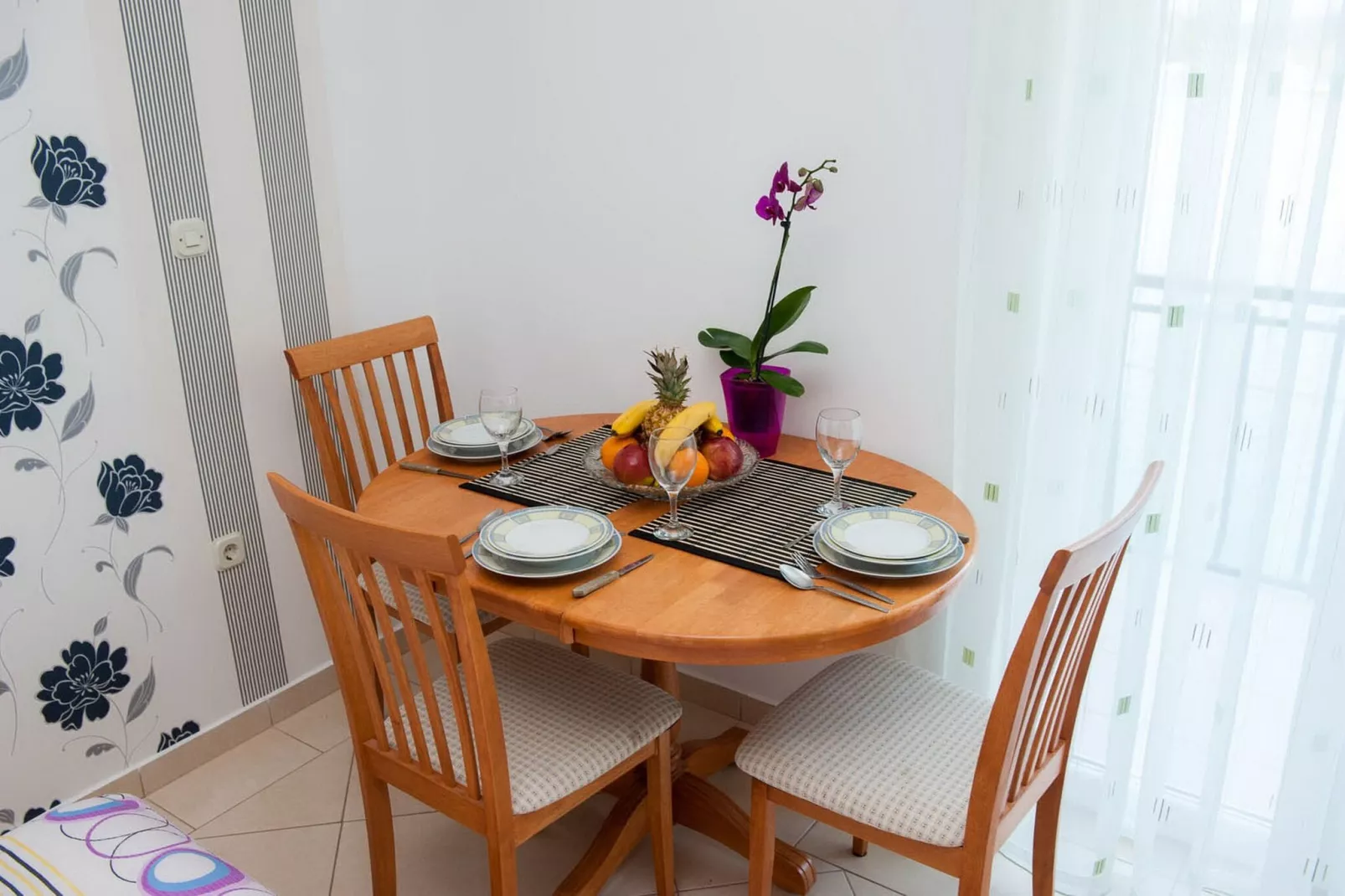 Apartments Tiho  & Jelena - Studio Apartment with Balcony and Sea View (Fureal)-Eetkamer