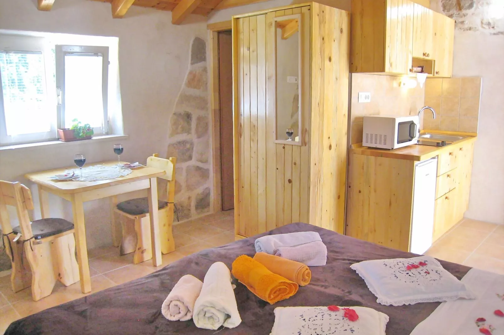 Stone House Harmony -Studio Apartment with Patio and Garden View ( 2 )-Eetkamer