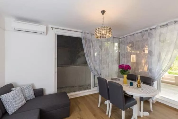 Apartment Hitri - One Bedroom Apartment with Terrace and Garden View
