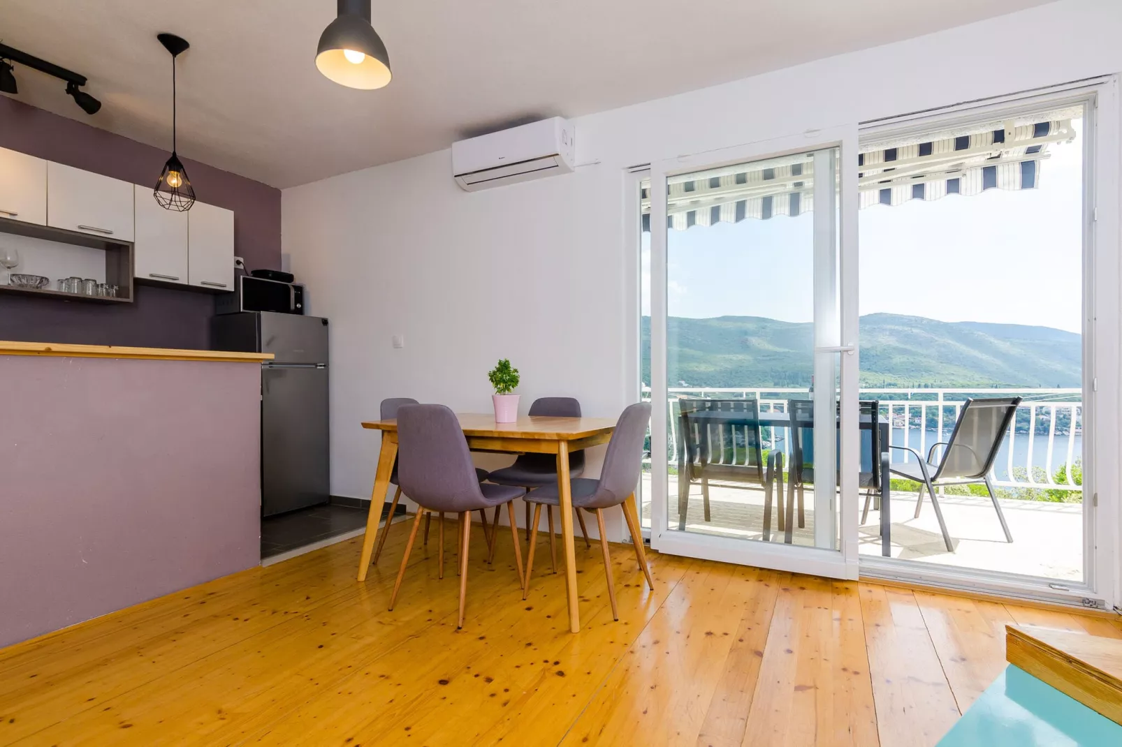 Apartment Konak - Two Bedroom Apartment with Terrace and Sea View-Woonkamer