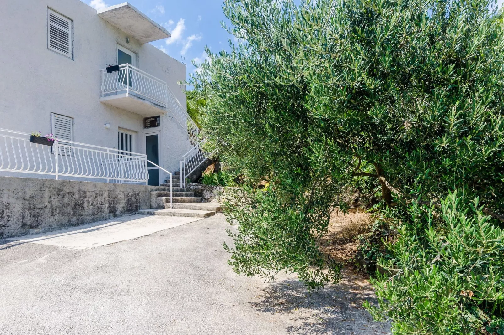 Apartment Konak - Two Bedroom Apartment with Terrace and Sea View-Buitenlucht