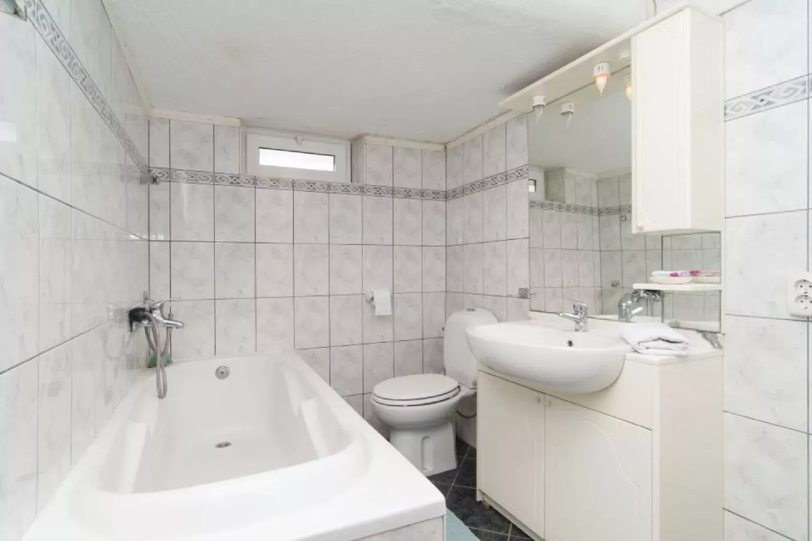 Apartments Roko (ST) - Standard One Bedroom Apartment with Shared Terrace (A1)-Badkamer