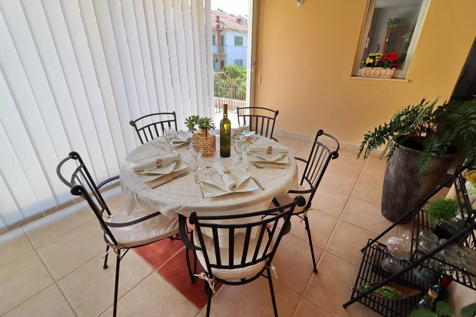 Sunshine Apartment Doda - Three Bedroom Apartment with Balcony and Sea View-Terras