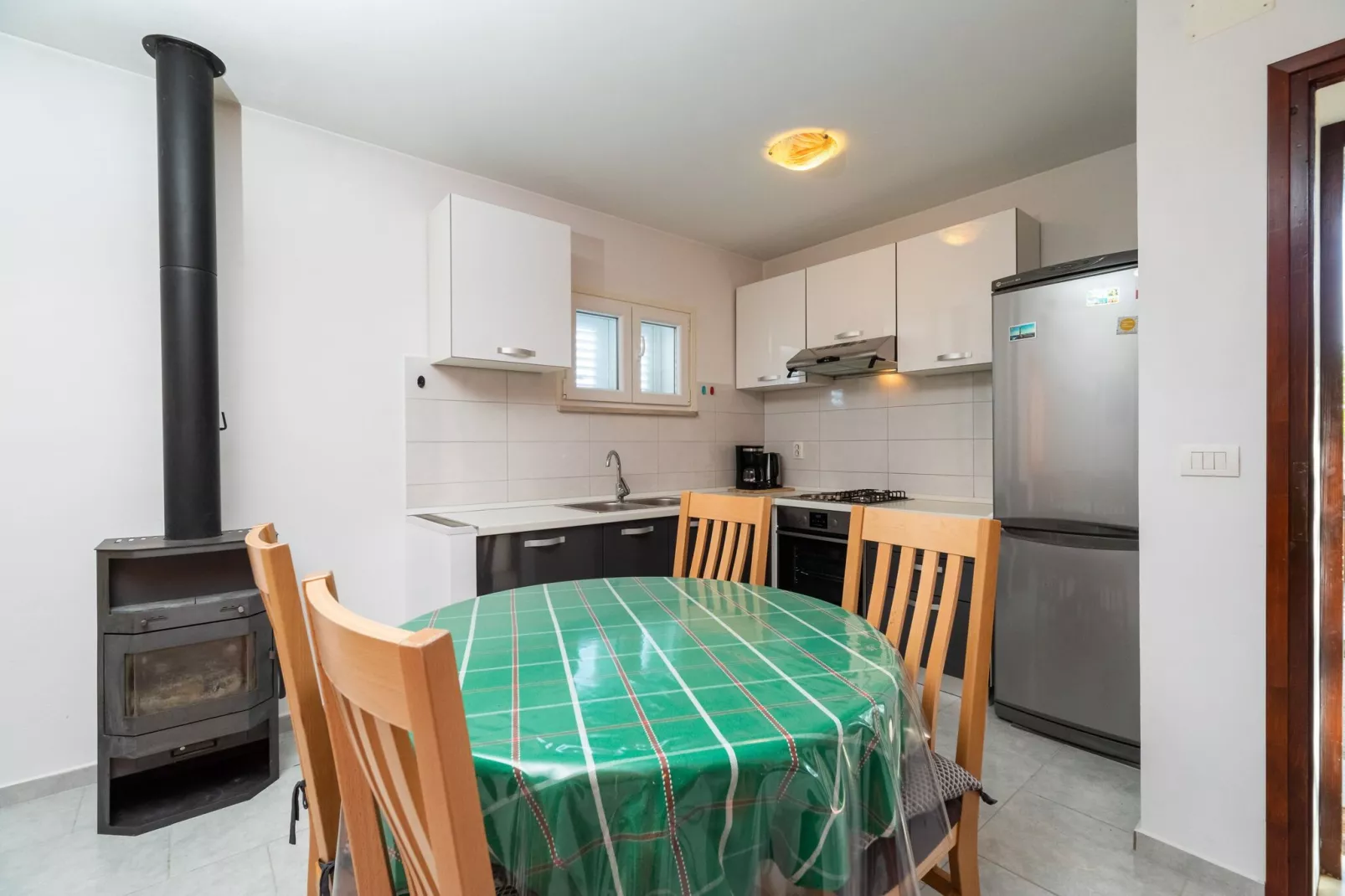 Olive's Garden House - Three Bedroom Holiday Home with Terrace and Sea View-Eetkamer