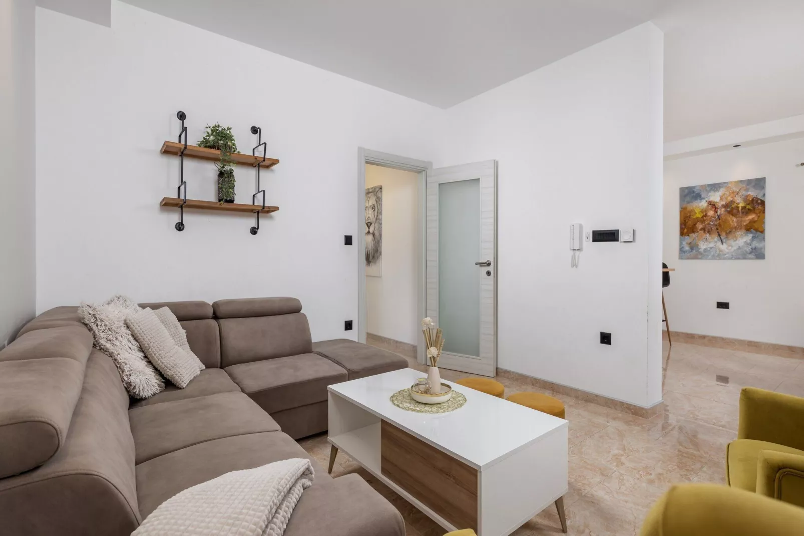 Villa Lemily - Five Bedroom Villa with Swimming Pool-Woonkamer