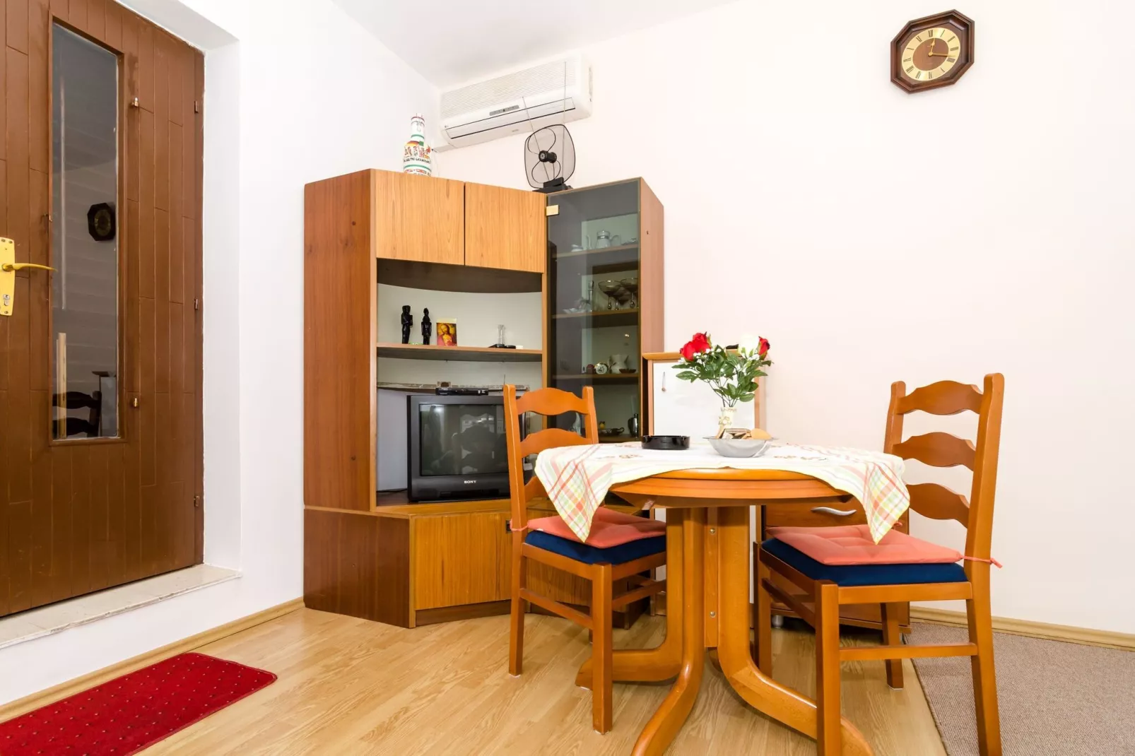 Apartment Berk - One-Bedroom Apartment with Terrace-Eetkamer