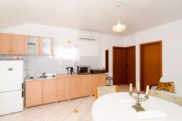 Apartments Villa Nikol - Comfort Two Bedroom Apartment with Sea View (APT 3)-Keuken