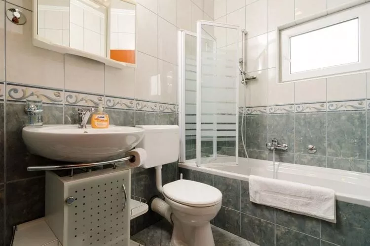 Apartments Villa Nikol - Comfort Two Bedroom Apartment with Sea View (APT 3)-Badkamer