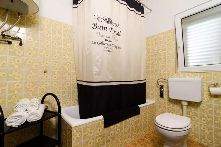 Apartments Villa Nikol - Two Bedroom Apartment with Sea View (APT 4)-Badkamer