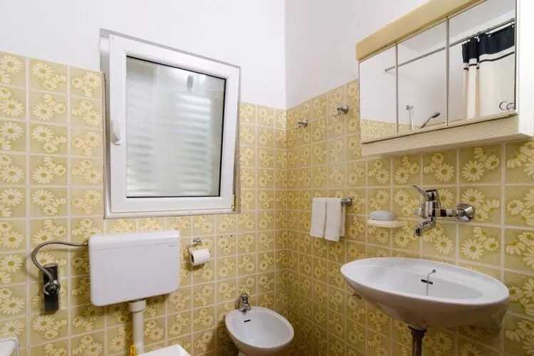 Apartments Villa Nikol - Two Bedroom Apartment with Sea View (APT 4)-Badkamer