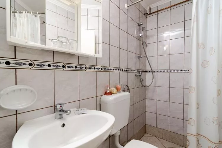 Apartments Villa Nikol - Two Bedroom Apartment with Balcony and Sea View (APT 7)-Badkamer