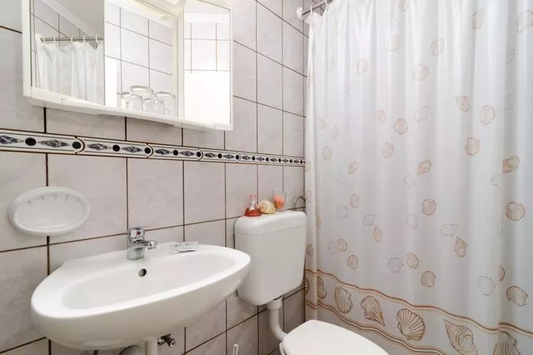 Apartments Villa Nikol - Two Bedroom Apartment with Balcony and Sea View (APT 7)-Badkamer