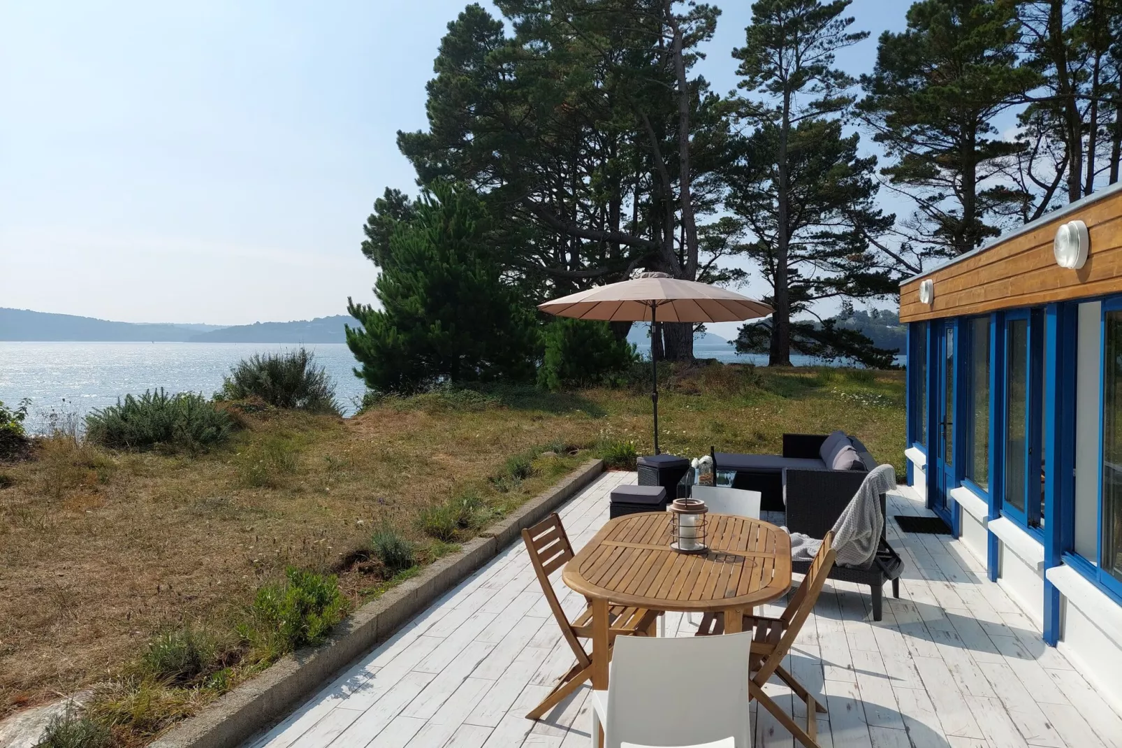 Ferienhaus vom Meer umgeben Hanvec-Terrasbalkon