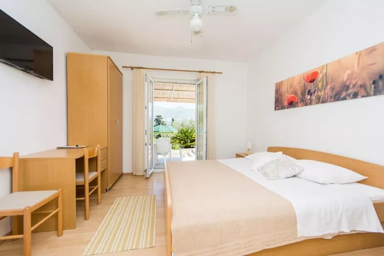 Apartments & Rooms Jokovic-Deluxe Studio Apartment with Terrace and Partial Sea View (SOBA 6)