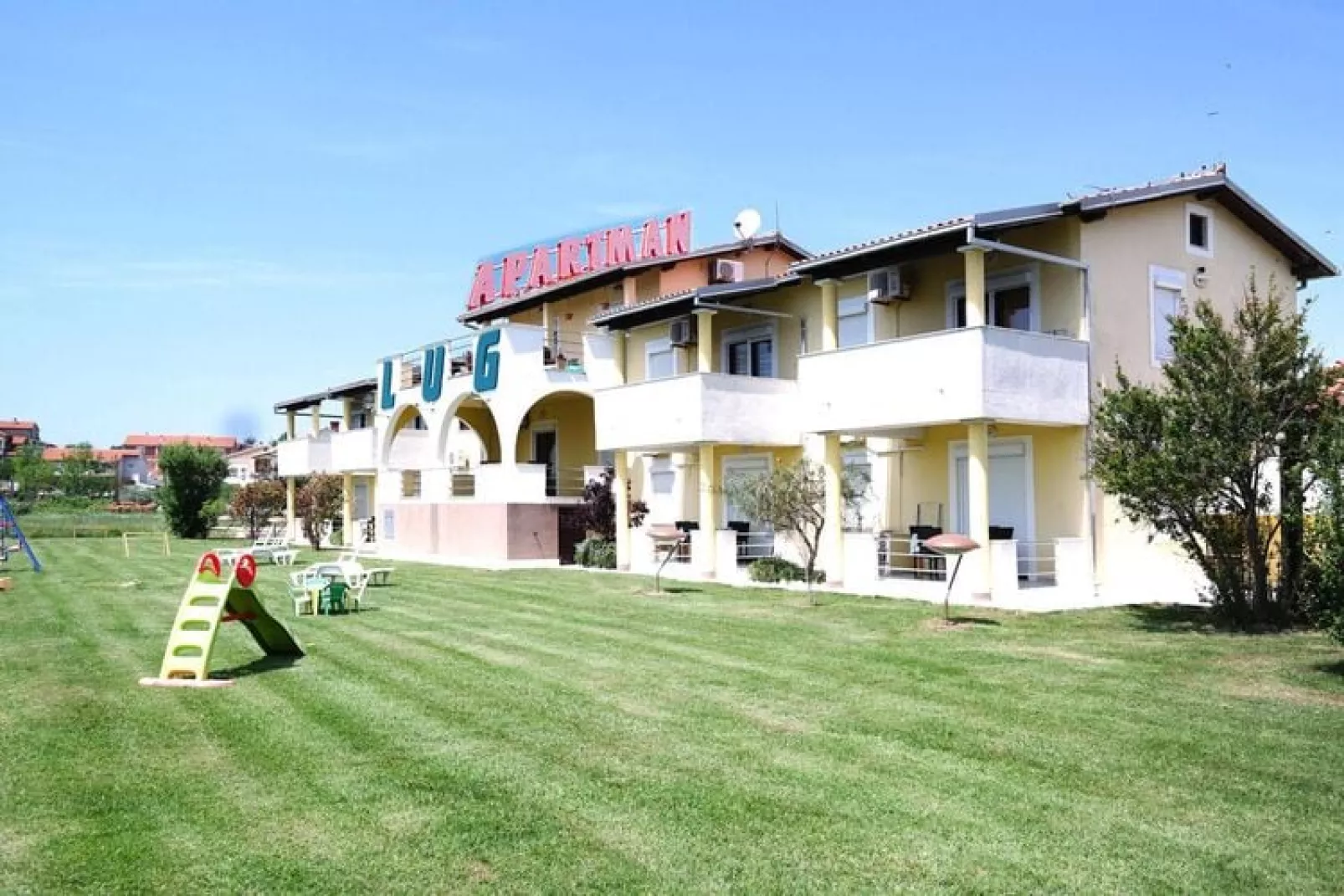 Apartments Lug Privlaka-A4 ca 40 qm with max 4 persons-Buitenkant zomer