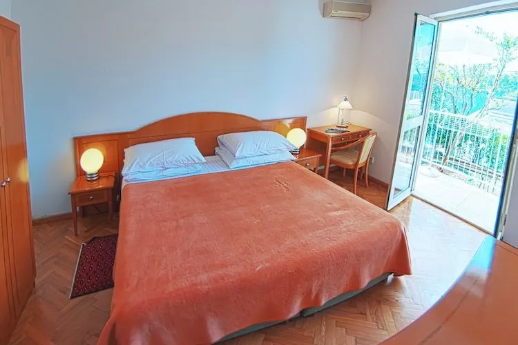 Apartments Sipa - Garden One Bedroom Apartment with Balcony and Partial Sea View (Apartman C)-Slaapkamer
