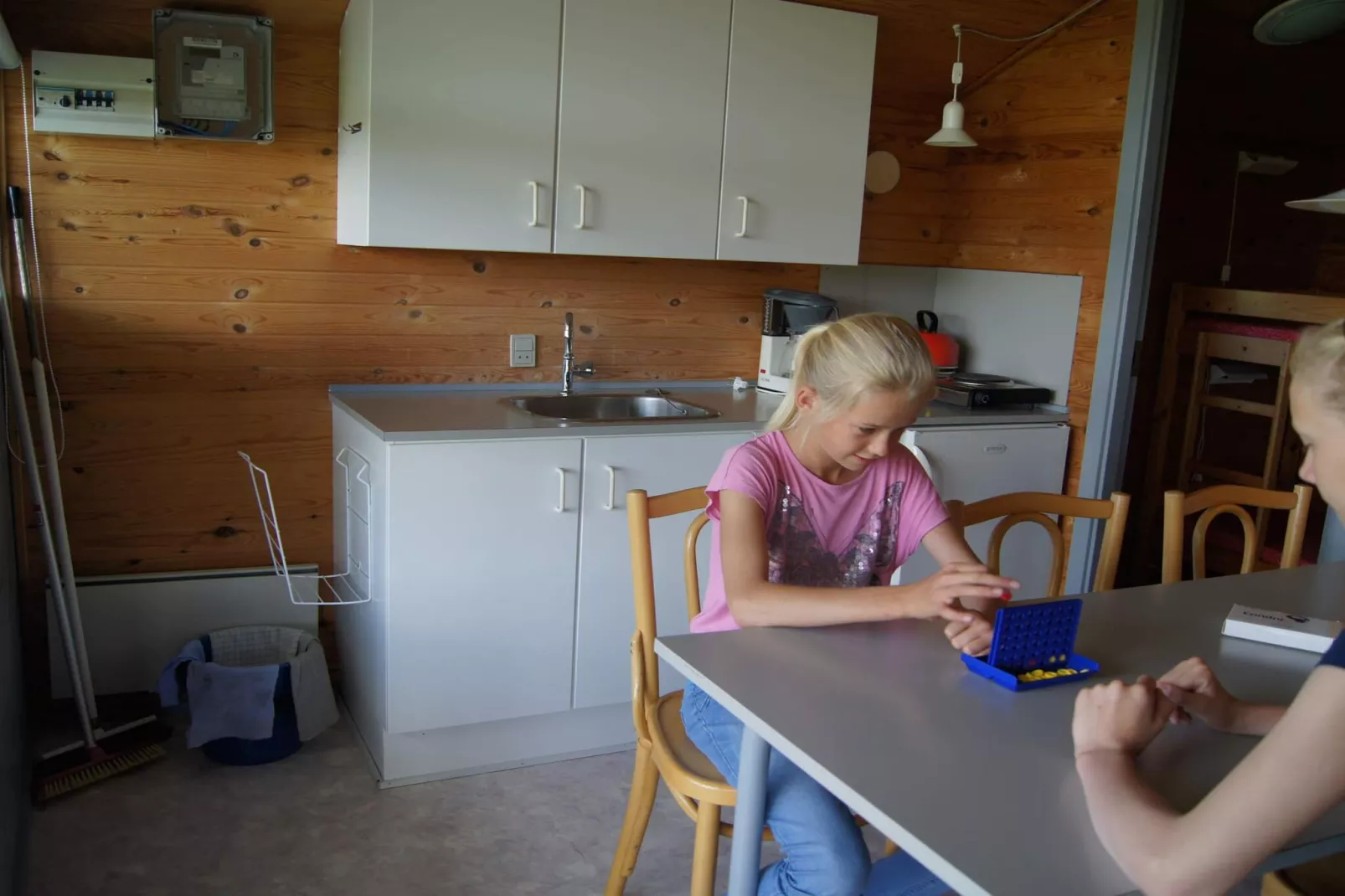 Comfortabele hut in campingresort-Binnen