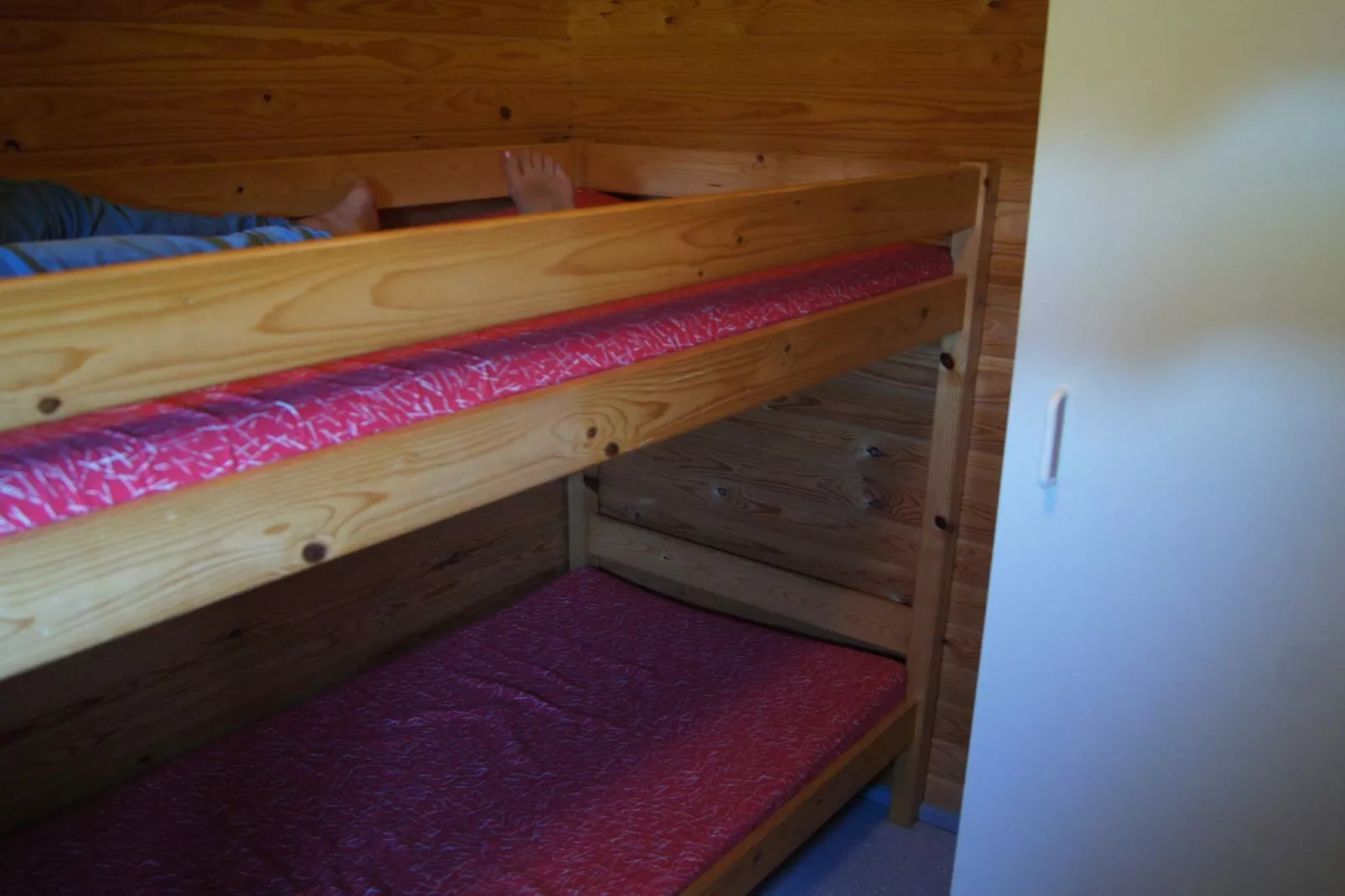 Comfortabele hut in campingresort-Binnen