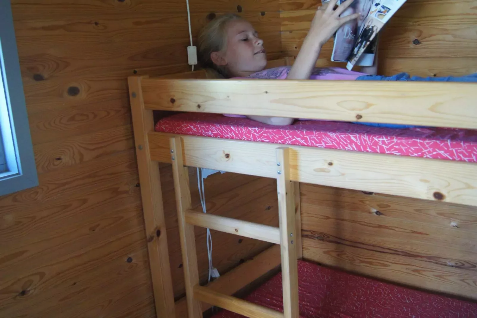 Mooie hut in campingresort-Binnen