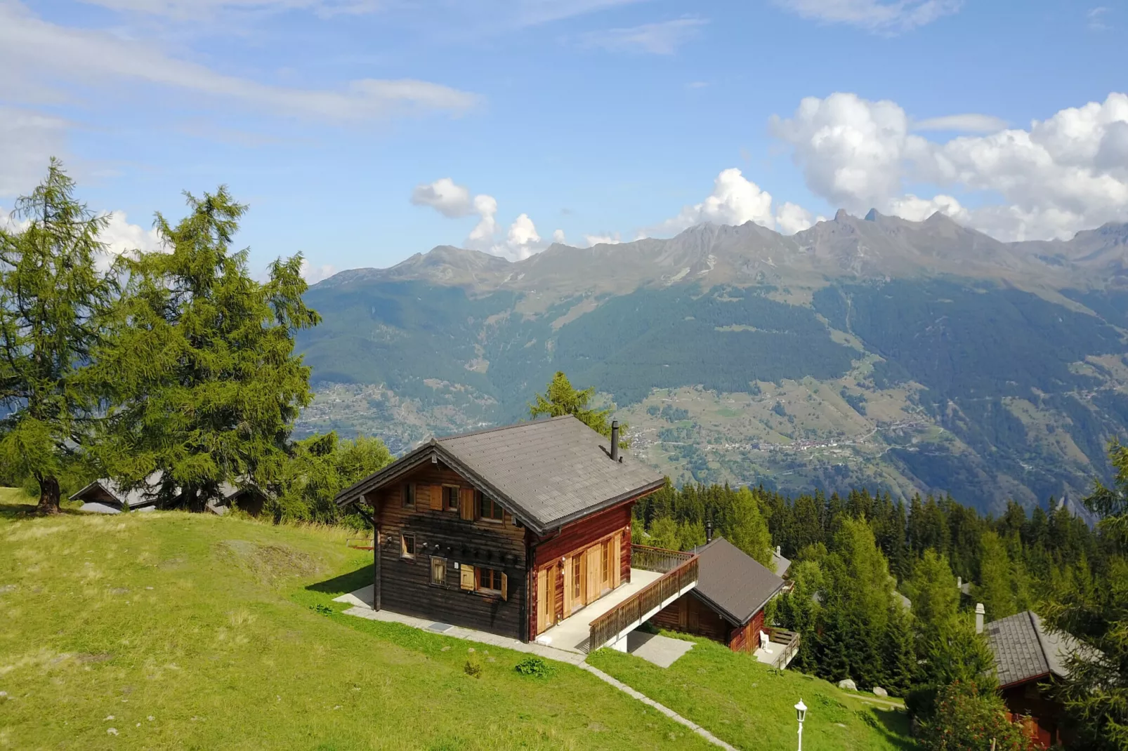 Narnia SKI IN & SKI OUT chalet 14 pers-Buitenkant zomer