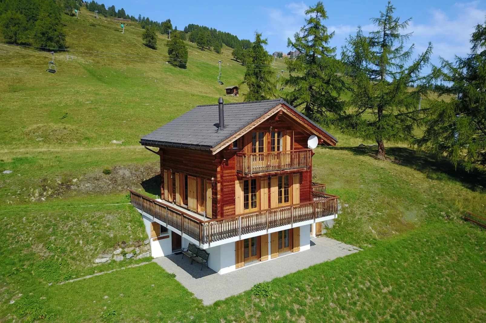 Narnia SKI IN & SKI OUT chalet 14 pers-Buitenkant zomer