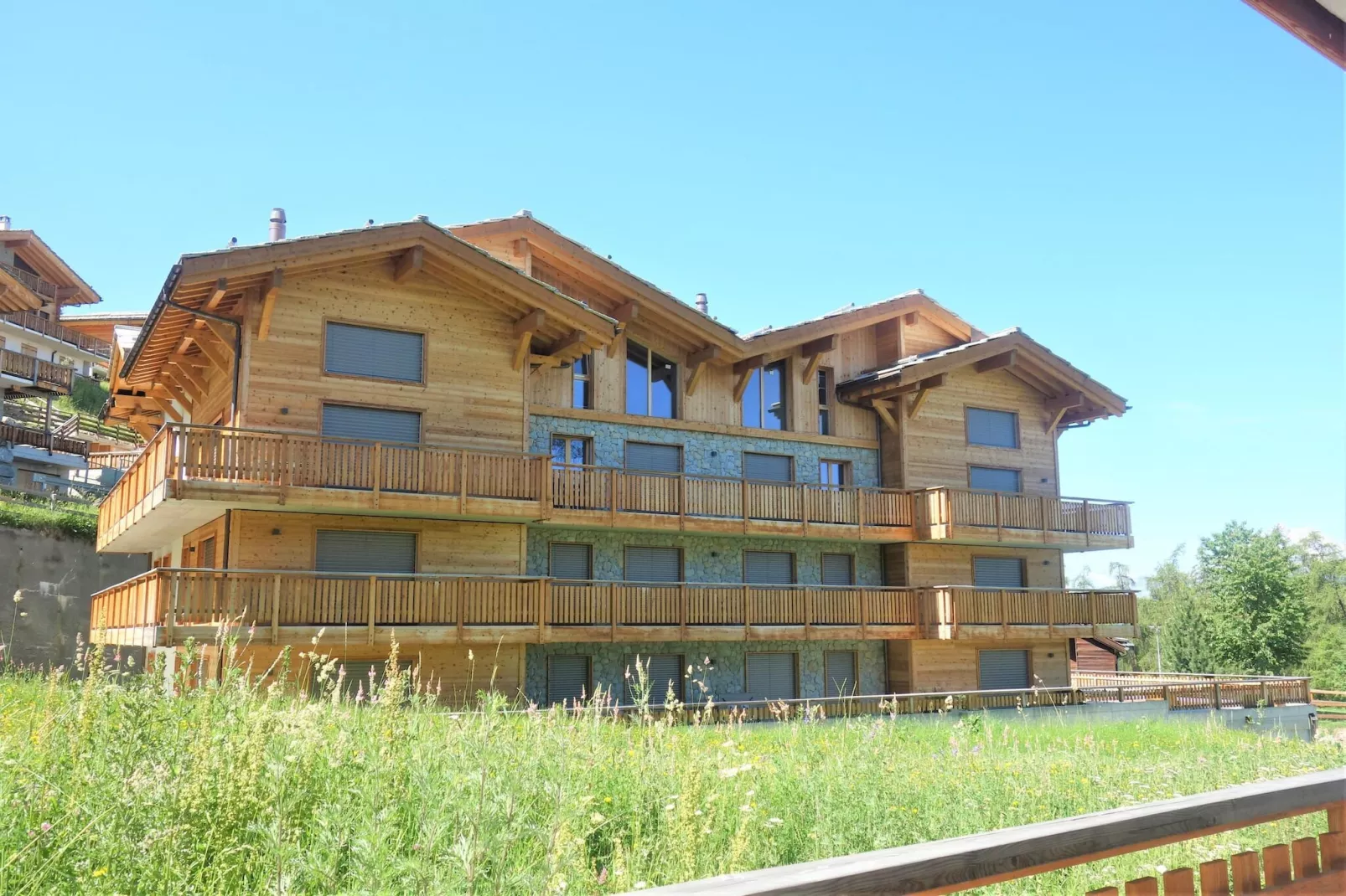Les Mayens MB 002 - LUXURY apartment 6 pers-Buitenkant zomer