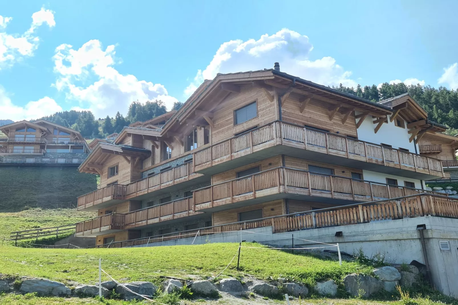 Ski-in Ski-out - Les Mayens MA 022 - LUXURY apart-Buitenkant zomer