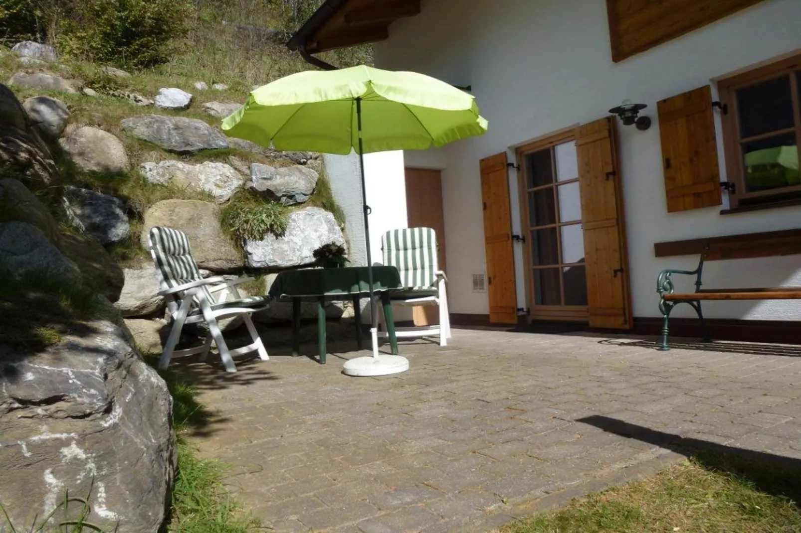 Chalets im Wald-Buitenkant zomer
