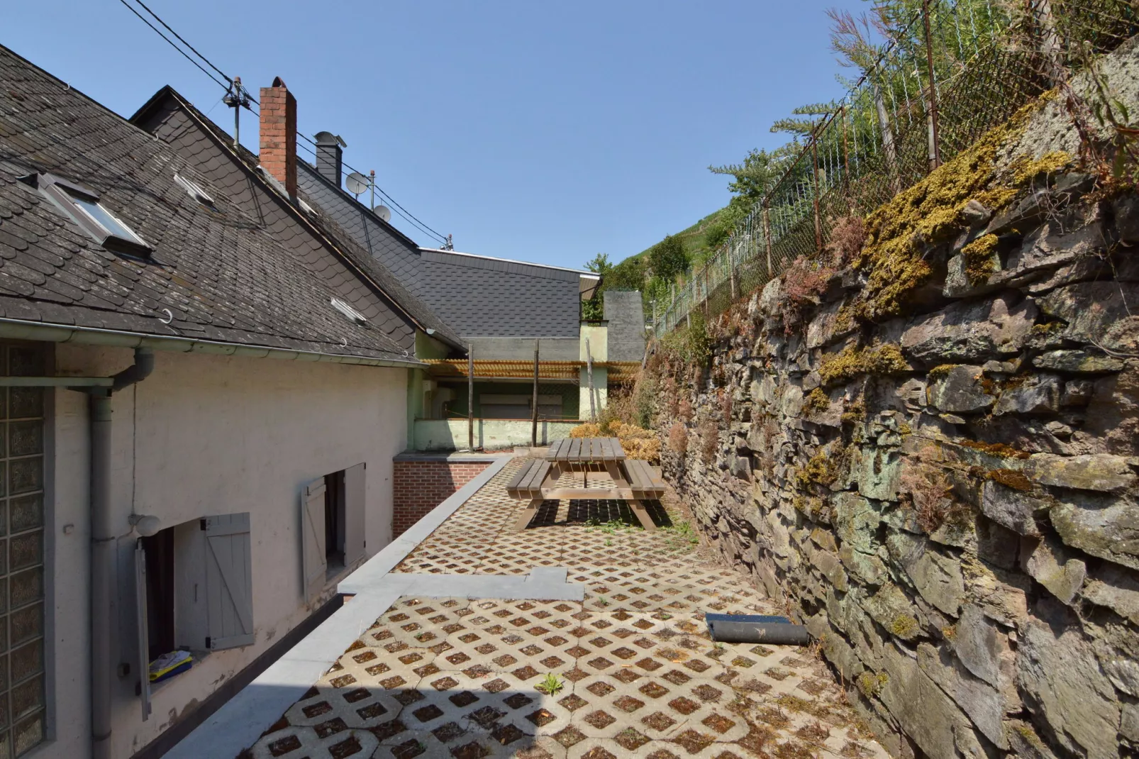 Der Große Schwarze Katz-Terrasbalkon